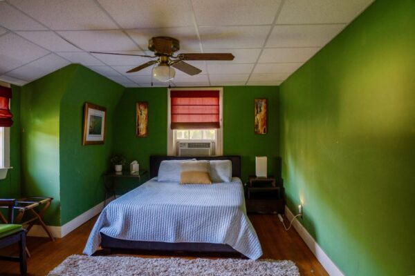 Bedroom 3: Queen Bed