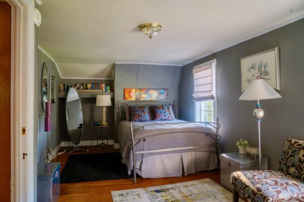 Bedroom 2: Queen Bed
